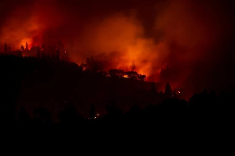 Συγκλονίζει κάμεραμαν που είναι κυκλωμένος απ’ τις φλόγες στην Καλιφόρνια (βίντεο)